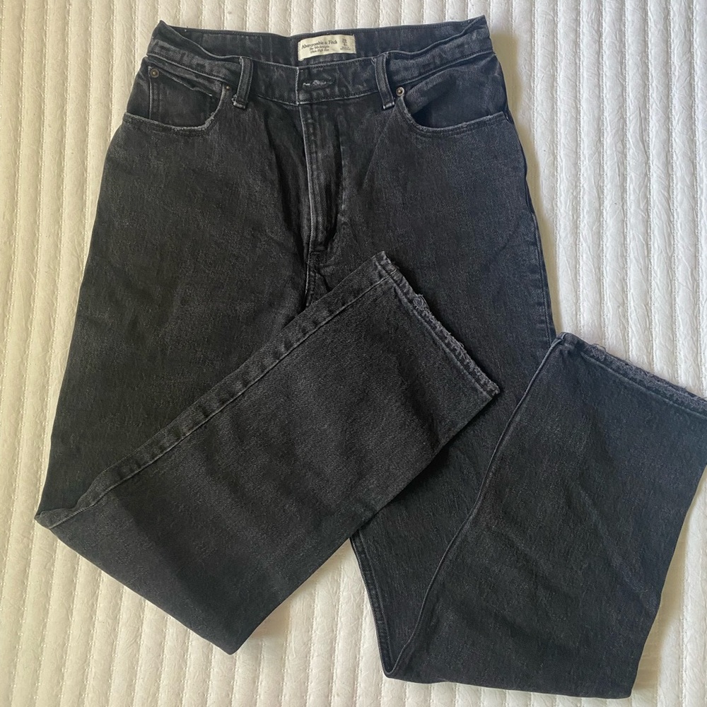 Abercrombie Ultra High Rise,90s  Straight Jean, Size 28.
